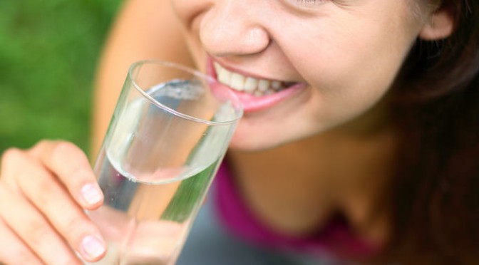 喉が渇いたときに水を飲むと頭の回転が良くなる！？