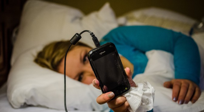 消灯後の携帯使用、心に悪影響か　中高生１万８千人調査