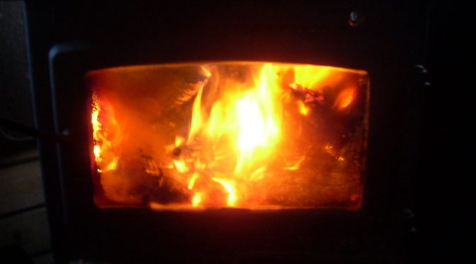 節電の冬に「着る毛布」「薪ストーブ」が注目｜暖を取るだけでなく、湯沸かしや調理ができる利点もあり、明かり取りにも。揺らぐ炎に癒やしを求める