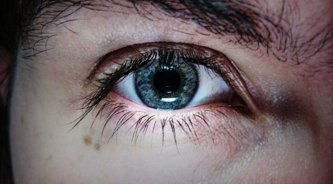 人工網膜や「バイオハイブリッド眼」：人工視覚の研究が進んでいる