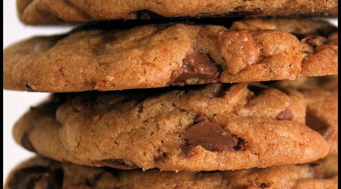 クッキー３枚を間食で１年間食べ続けると８キロ太る？