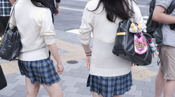 女子高生のスカート禁止スラックス義務付けと冷え・低体温の関係