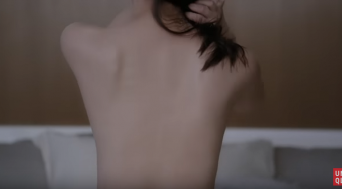 #ユニクロ CMの #佐々木希 さんの背中は「きれい」？それとも「筋肉（背筋）がついていない」？
