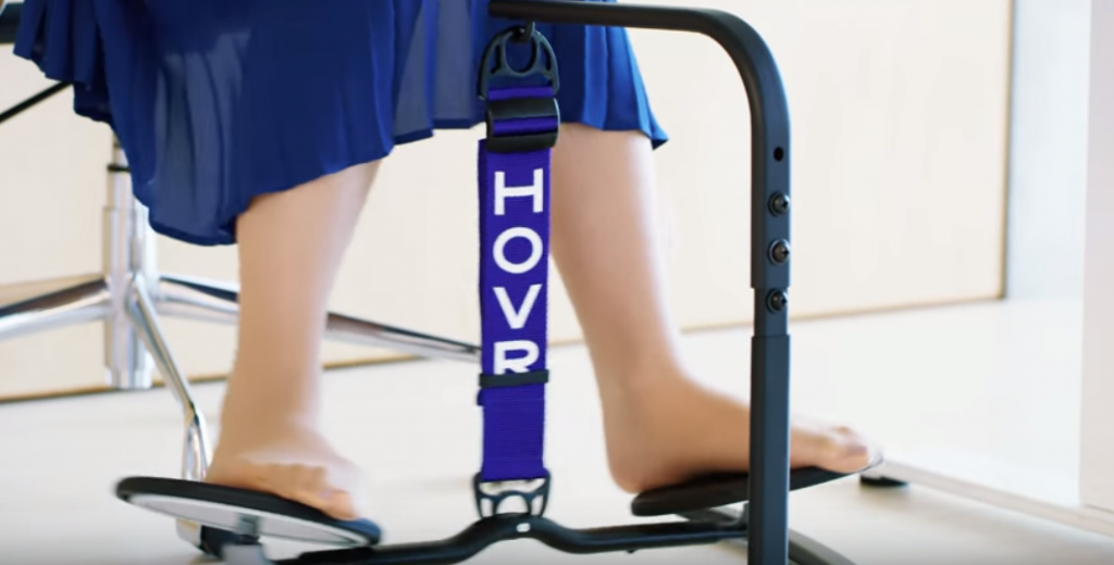座りながら「貧乏ゆすり」のように足を動かしてカロリー消費を増やしてむくみを予防するデバイス「HOVR」