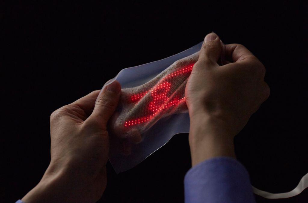 スキンセンサーで計測された心電波形の動画を皮膚上に貼り付けたスキンディスプレイに表示できるセンサーシステム開発｜東大・JST・DNP