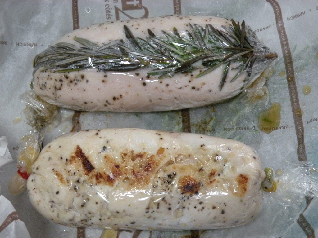 ライスポットに水を入れ、クッキングシートを敷き、鶏ハムを並べる。フタをして【中火】で蒸気が勢いよく吹き出してくるまで5分ほど加熱したら、80℃で20分【保温】する。