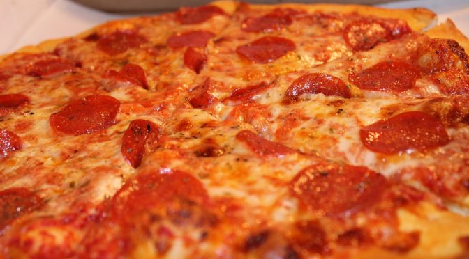 英、ピザにカロリーの上限を検討　子供の肥満対策のため