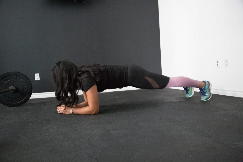【30日プランクチャレンジ（30 Days Plank Challenge）が話題！】プランクのやり方・効果｜従来の腹筋運動は体を痛める！？