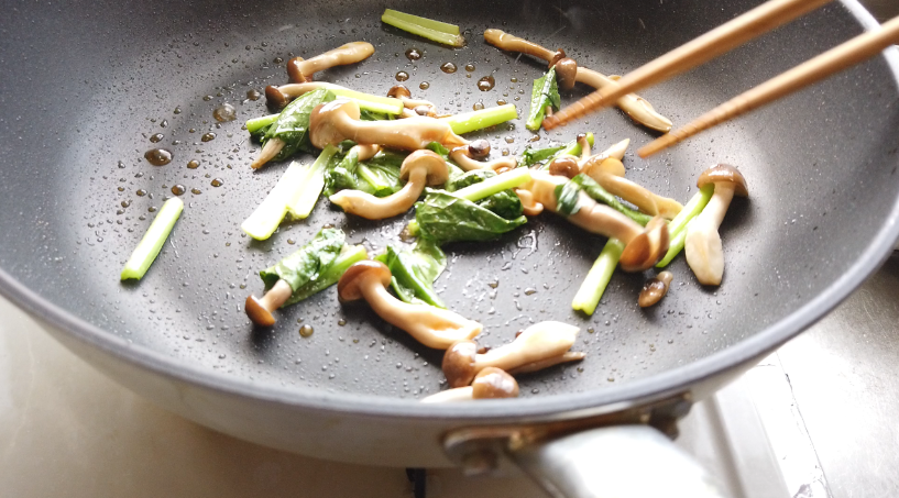 小松菜とブナシメジを食べやすい大きさに切り、フライパンに油を入れて炒めて、麺つゆと合わせて、炒めます。