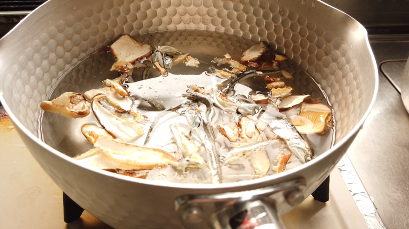焼き秋刀魚の炊き込みご飯（出汁をとる）