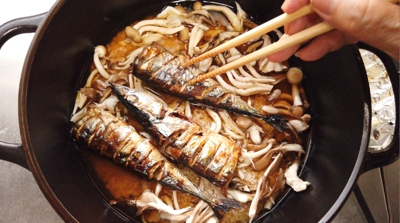 出汁・みりん・しょうゆを入れて混ぜ、ほぐした舞茸、ぶなしめじ（石づきを取ってほぐす）、こんがり焼いた秋刀魚を入れます。