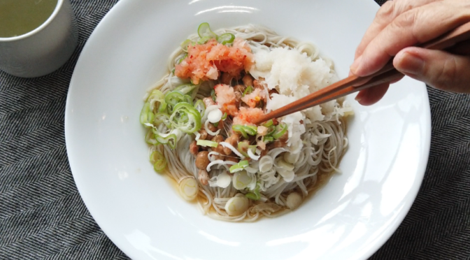 【納豆おろし素麺レシピ】４．器に黒ごまそうめんを盛りつけ、納豆、長ネギ、大根おろし、もみじおろしをのせて、麺つゆをかけて出来上がり！