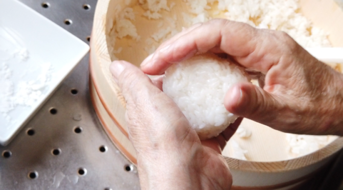 水と塩を手に付けて、作りたい分量のご飯を手に取り、具材を入れ、おにぎりを握ります。