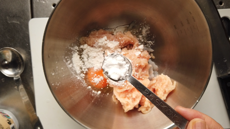 【エビと鶏ひきしんじょうのそうめん揚げレシピ】ボウルに、むきえび、鶏ひき肉、卵、薄力粉、塩を入れて、よく混ぜる。
