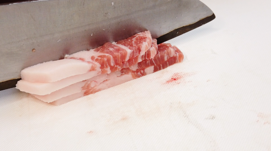 【ソース焼きそばの作り方】２．豚肩ロース肉を約１ｃｍから２ｃｍの幅で細かく切ります。