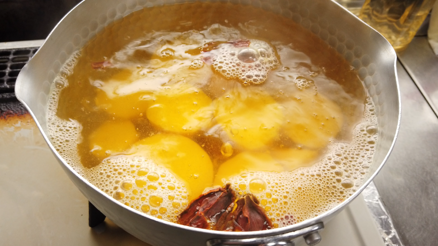 【栗きんとんレシピ２】灰汁を抜いたさつまいもを鍋に入れ、水とくちなしの実（割る）を入れ、中火でやわらかくなるまで煮ます。