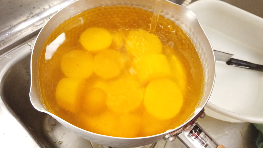 【栗きんとんレシピ】鍋に水を入れて、サツマイモが手で触れるくらいまで冷まします。