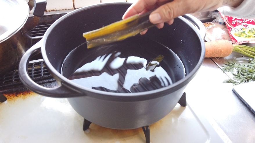 【醤油ちゃんこ鍋の作り方】１．鍋に水と昆布を入れて、沸騰させます。