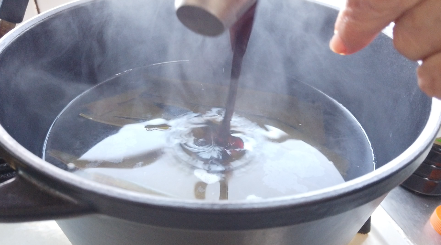 【醤油ちゃんこ鍋の作り方】２．沸騰したら、鶏がらスープの素、醤油、酒、みりんを加えます。