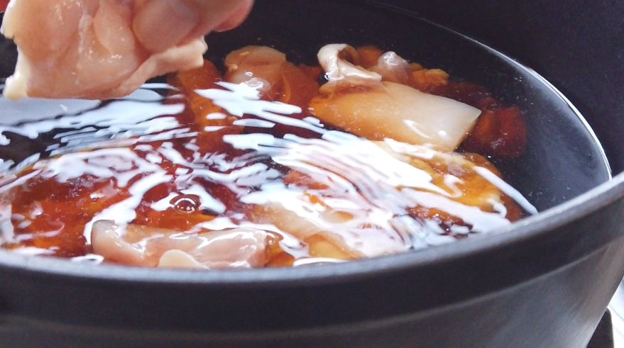 【醤油ちゃんこ鍋の作り方】３．食べやすい大きさに切った鶏モモ肉を加えて、しばらく煮込みます。