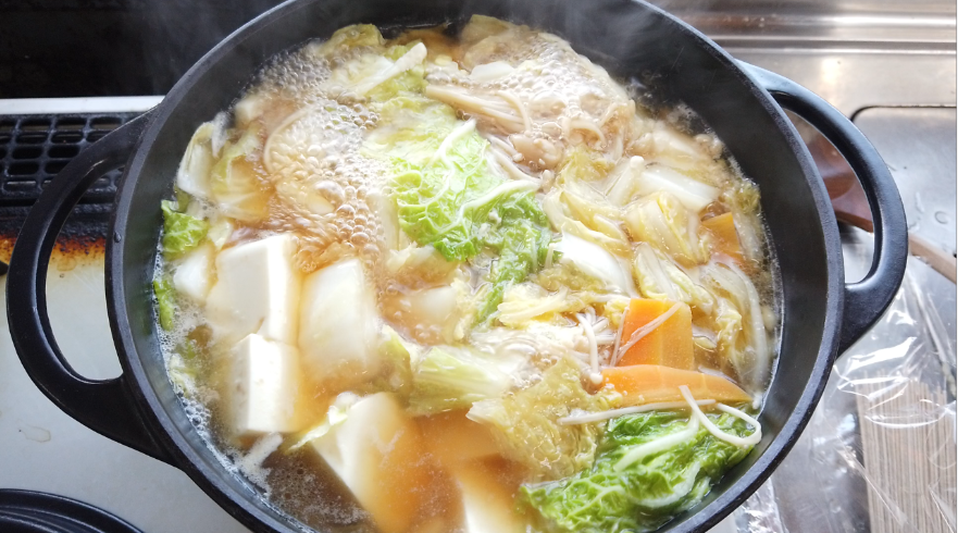 【醤油ちゃんこ鍋の作り方】５．食べやすい大きさに切った白菜、えのきだけ、人参、豆腐を加えて、煮込んだら出来上がり！