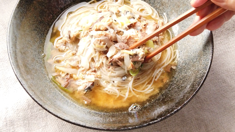 鯖缶アラ汁 リュウジ バズレシピ の作り方 お寿司屋さんの味になる そうめんアレンジ料理を作ってみた