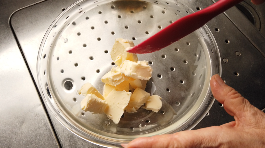【はちみつラムレーズンバターレシピ】３．ボウルに常温に戻しておいたバターを入れて、ヘラで柔らかくする。