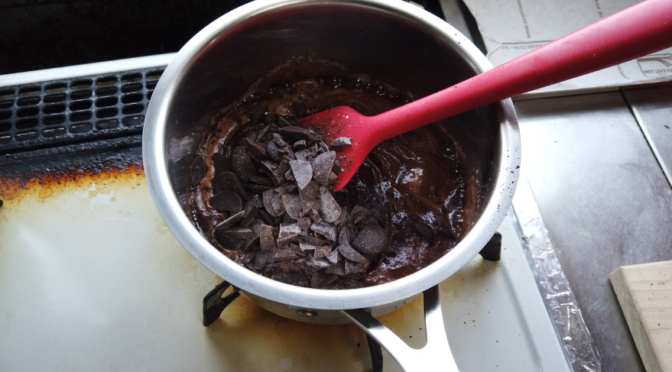 【生チョコレシピ】３．刻んだチョコレートを加えて、滑らかになるまでへらで混ぜる。
