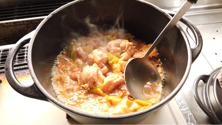 【鶏もも肉と金柑のはちみつ漬けの煮物レシピ】４．煮たら、強火にして鶏肉に煮汁をかけながら照りをつける。