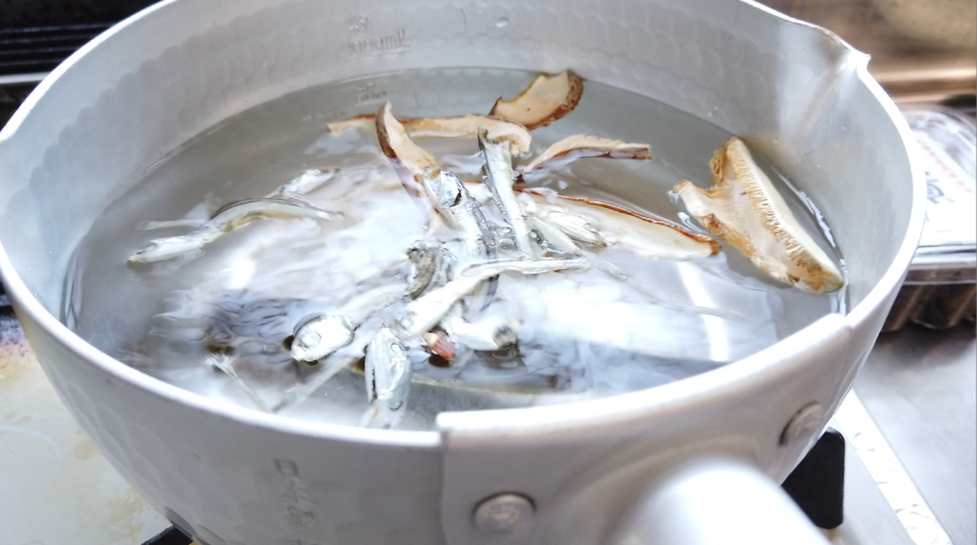 【味噌汁の作り方・出汁の取り方】１．鍋に水を入れて、干し椎茸・昆布・いりこを加えて、沸騰させた後、少し火を弱めて10分ほど煮る。