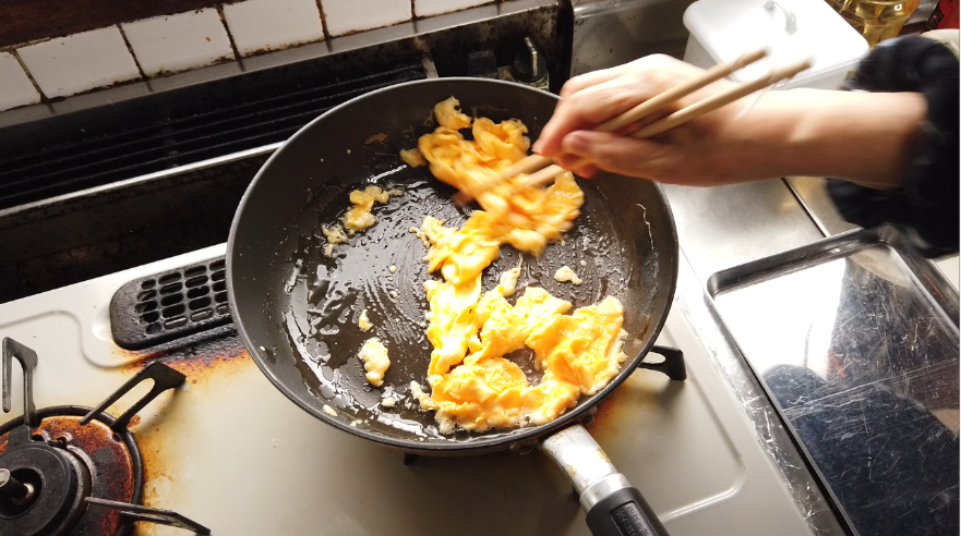 【菜の花と炒り卵の炒め物レシピ】２．フライパンに油を入れて、溶き卵を入れて中火で熱し、固まってきたらかき混ぜます。炒めたら、一旦取り出します。
