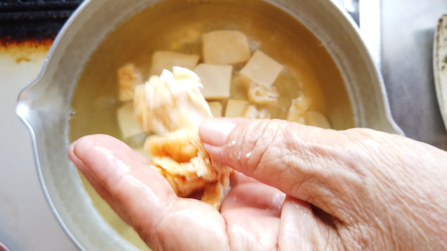 【豆腐と油揚げの味噌汁の作り方】３．豆腐・油揚げを食べやすい大きさに切って、鍋に加える。
