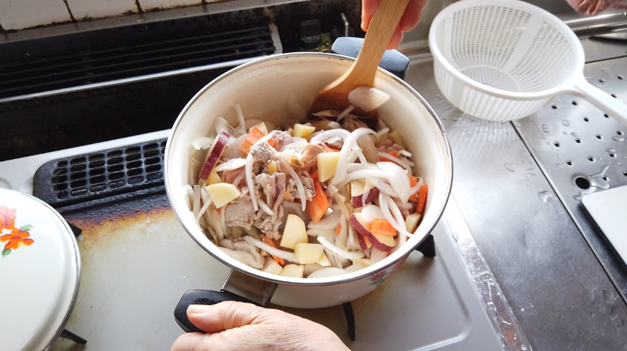 【豚汁レシピ】２．鍋に油を敷いて、豚肉を炒めたら、全ての材料を加えて、軽く炒めます。（油を全体にまとわせる感じです）