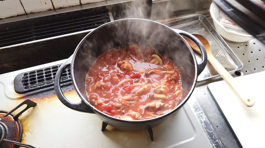 【鶏肉のトマト煮レシピ】４．玉ねぎとキノコに焼き色がついたら、鶏肉を鍋の中に戻し、カットトマト、白ワイン、コンソメキューブ、砂糖、ローリエを加え、ひと煮立ちしたら、弱火で5分ほど煮ます。