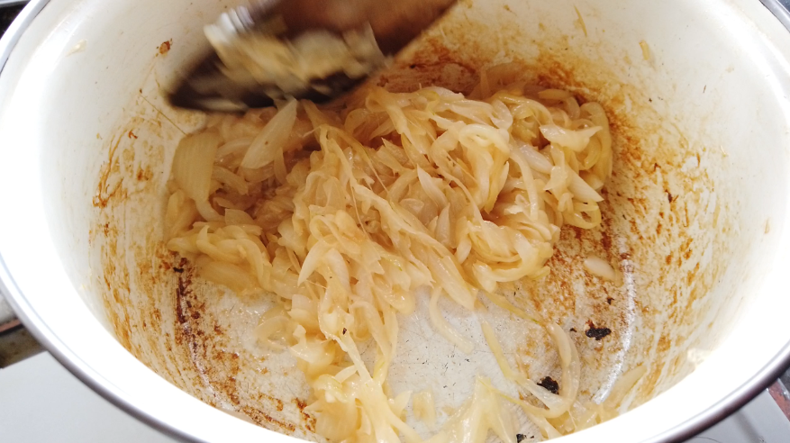 【オニオンスープレシピ】３．玉ねぎを加えて飴色になるまで炒めます。