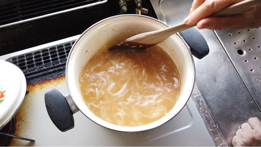 【オニオンスープレシピ】４．水、コンソメキューブを入れ、沸騰させて、灰汁をとり、塩コショウで味を調えます。