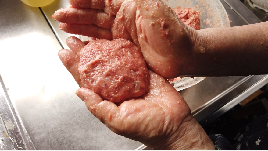 【煮込みハンバーグレシピ】４．できた肉種を8等分に分けて、形を整えます。（リズミカルに両手に打ち付けて空気を抜くのがポイント！）