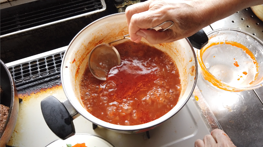 【煮込みハンバーグレシピ】９．ハンバーグを一旦取り出し、残ったソースを強火にかけて油脂などを取り出しながら煮詰めます。