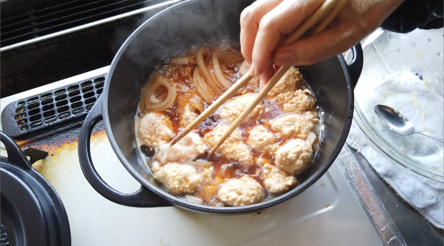 【黄身とろろで！鶏つみれのすき焼きレシピ】３．鍋に出汁、しょうゆ、酒、砂糖を加えてよく混ぜて、煮立ったら、玉ねぎを加えて、2分ほど煮ます。鶏つみれをひと口大の大きさで入れていき、煮たら上下をひっくり返します。椎茸を加えてフタをして3分ほど煮ます。
