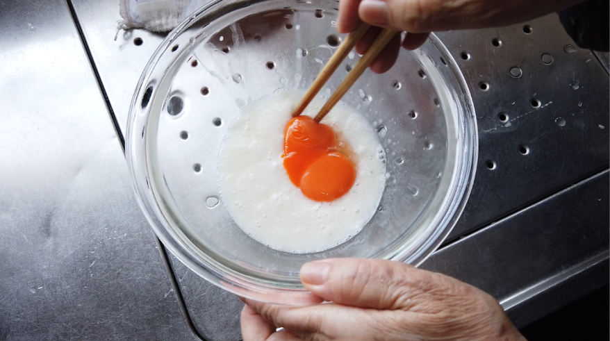 【黄身とろろで！鶏つみれのすき焼きレシピ】４．長芋の皮をむき、酢水に漬けておきます。長芋をすりおろし、卵黄を加えて混ぜたら、出来上がり！