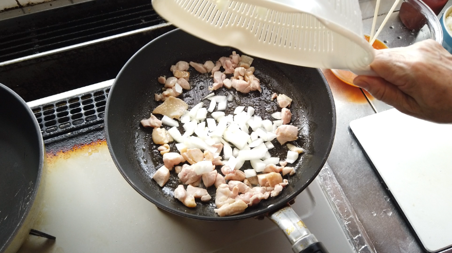 【オムライスレシピ】３．鶏肉に火が通ったら、玉ねぎを加えて、炒めます。