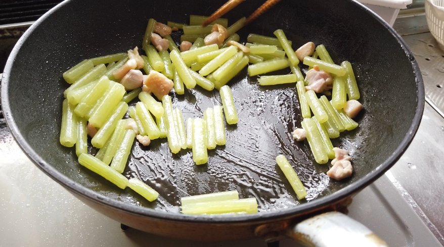 【フキの煮物レシピ】２．鍋に油を敷いて、鶏もも肉を炒め、火が通ったら、フキを入れます。