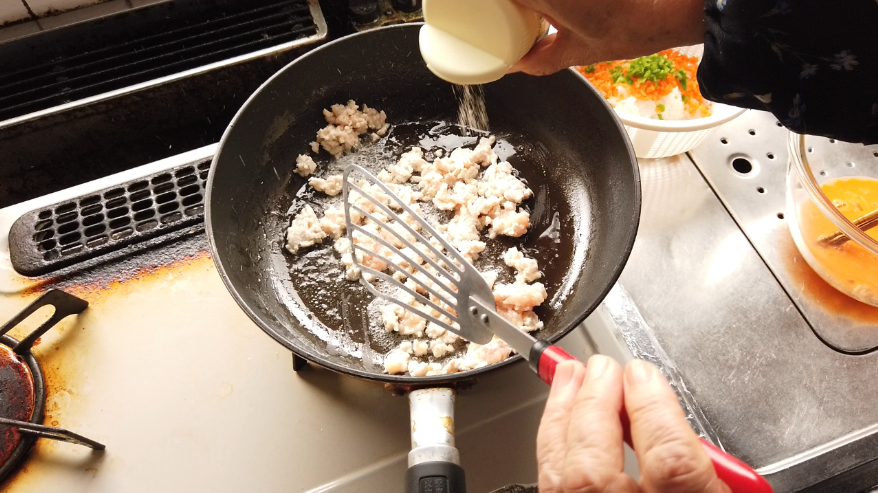 【具だくさんオムレツレシピ】２．フライパンに油を入れて、鶏ひき肉を塩コショウをして炒めます。
