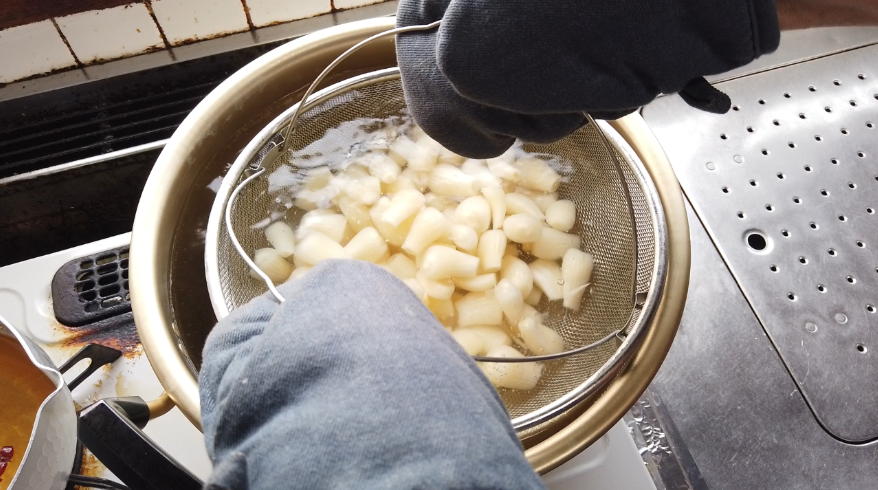 【らっきょう漬けレシピ】９．鍋にたっぷりのお湯を沸かし、沸騰したら、塩抜きをしたらっきょうをザルに入れて、そのまま10秒間浸し、ザルを上げ、湯切りをして冷まします。（らっきょうを殺菌するため）
