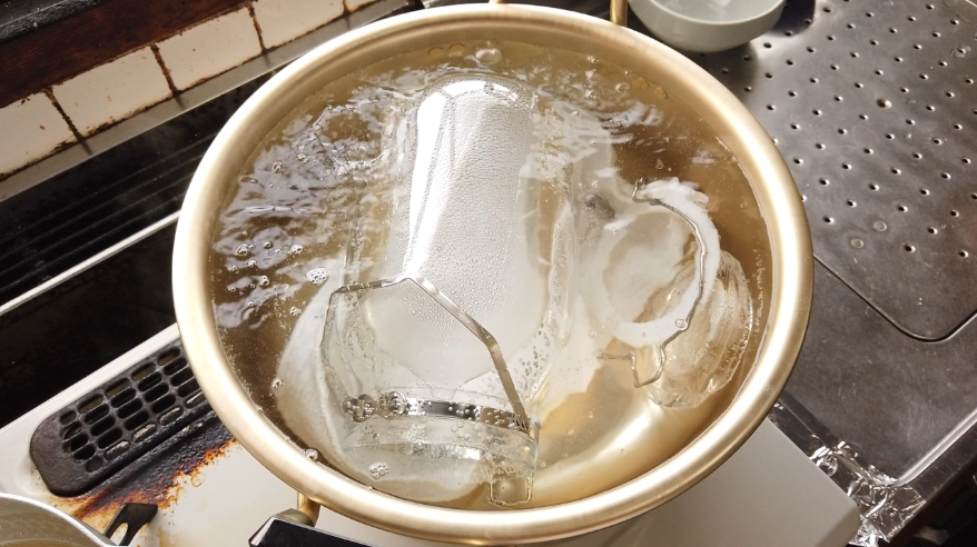 【保存容器の煮沸消毒】７．大きな鍋に水と保存容器（下に布巾を敷く）を入れて、水から温めて沸騰してから10分から20分煮沸消毒を行ないます。