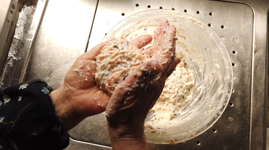 【豆腐ハンバーグ（ひじきの煮物入り）レシピ】３．ひじきの煮物、薄力粉を加えてさらに混ぜ、分けて、形を整えます。