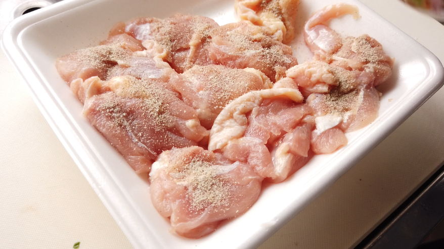【チキン南蛮レシピ】１．鶏肉を揚げる。鶏肉（鶏もも肉or鶏むね肉）に塩コショウで下味をつけます。