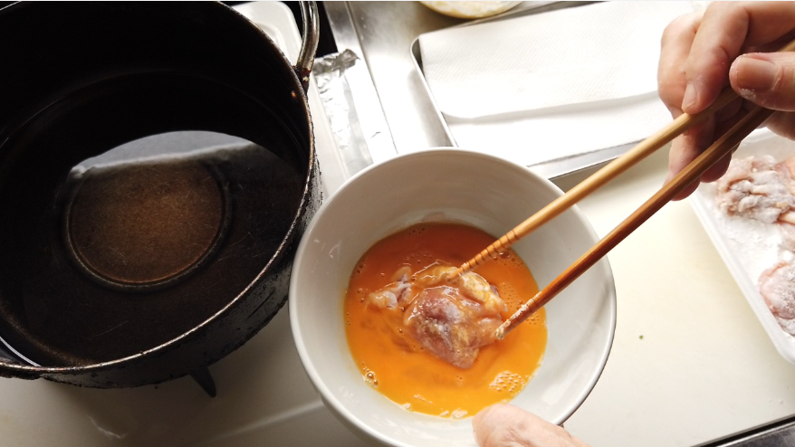【チキン南蛮レシピ】１．鶏肉を揚げる。溶き卵で衣をつけ、1cmほどの揚げ油を入れたフライパンで揚げ焼きにします。
