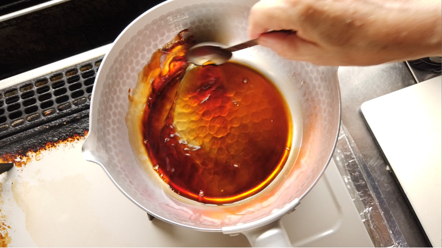 【チキン南蛮レシピ】２．甘酢だれを作る。甘酢だれの材料（砂糖・酢）を鍋で煮立たせたものとしょうゆを合わせます。
