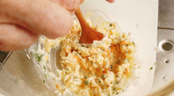 【チキン南蛮レシピ】３．タルタルソースを作る。ゆで卵とらっきょう（玉ねぎでもOK)をみじん切りにしたら、ボウルに入れて、マヨネーズ、はちみつ、（お好みでレモン汁）、塩コショウ、パセリを混ぜます。